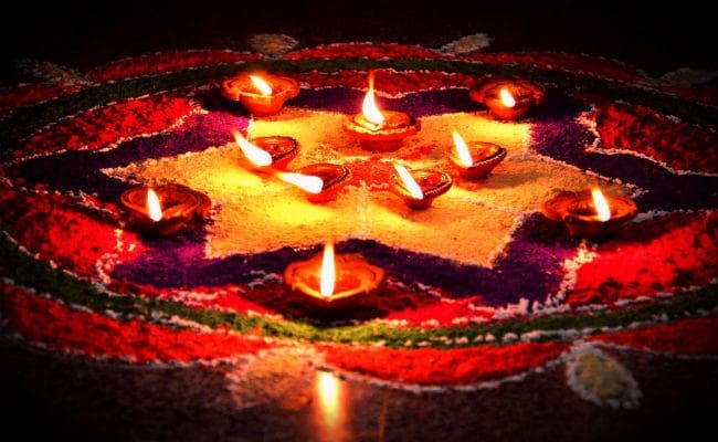 घरों में रंग-बिरंगी रंगोली से करें मां लक्ष्मी का स्वागत, मिनटों में ऐसे बनाय���ं रंगोली