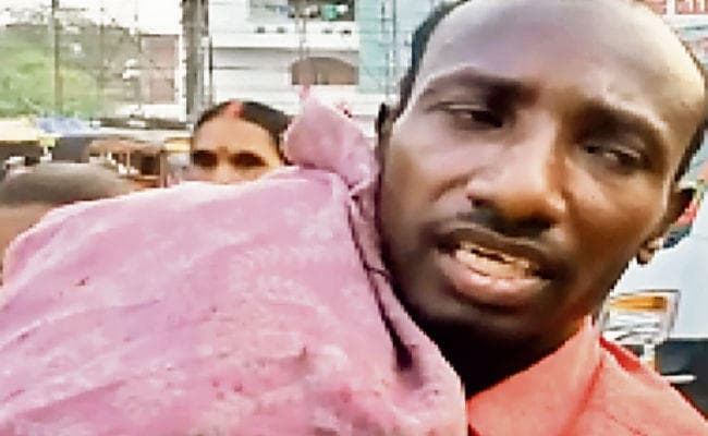 बिहार : नहीं मिली एंबुलेंस तो बेटी के शव को कंधे पर ले गया…जानें पूरा मामला