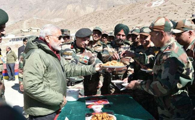 सैनिकों के साथ दीपावली मनाने को जम्मू-कश्मीर के गुरेज सेक्टर पहुंचे पीएम नरेंद्र मोदी