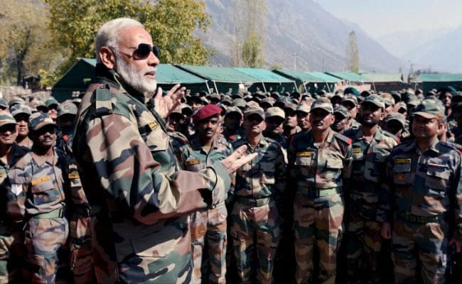 In Pics : दीपावली पर PM मोदी ने जवानों को खिलायी मिठाई, तसवीरों में देखें कैसे मनी दीवाली