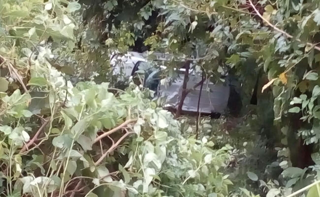 जमशेदपुर में डिमना लेक के पास हुआ हादसा, 40 फुट गहरी खाई में गिरी कार