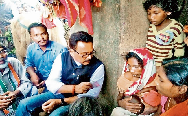 सिमडेगा भूख से मौत :भाई के घर थी संतोषी की मां फिर अंगूठे की छाप किसकी ?