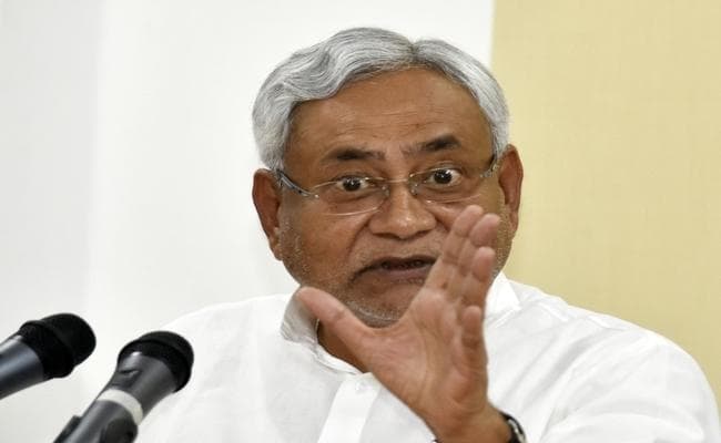 नीतीश को सीएम पद से अयोग्य घोषित करने वाली याचिका, सुप्रीम कोर्ट ने मांगा चुनाव आयोग से जवाब