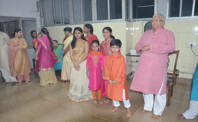 राबड़ी आवास पर छठ महापर्व की धूम, लालू ने सब को पूछ-पूछ कर खिलाया खरना का प्रसाद