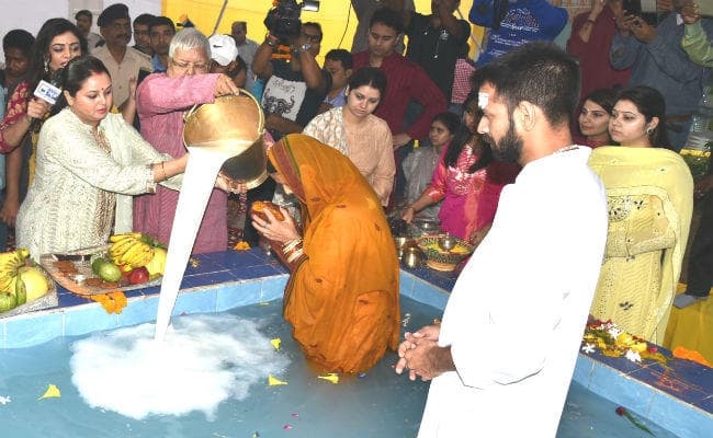 नीतीश-लालू समेत सूबे के सभी श्रद्धालुओं ने दिया उदीयमान सूर्य को अर्घ्य, तस्वीरें
