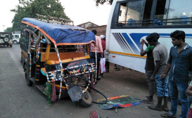 झारखंड : बस-ऑटो की भिड़ंत में दो की मौके पर ही मौत, आधा दर्जन लोग घायल