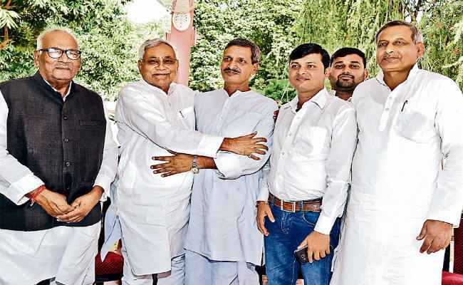 बिहार : दहेज लौटाया, सरकार ने गले लगाया