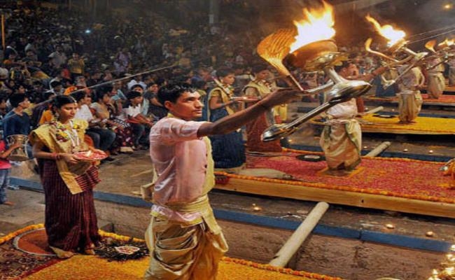 बेगूसराय : सिमरिया धाम में आयोजित कल्पवास व महाकुंभ में बिखर रही महाआरती की छटा