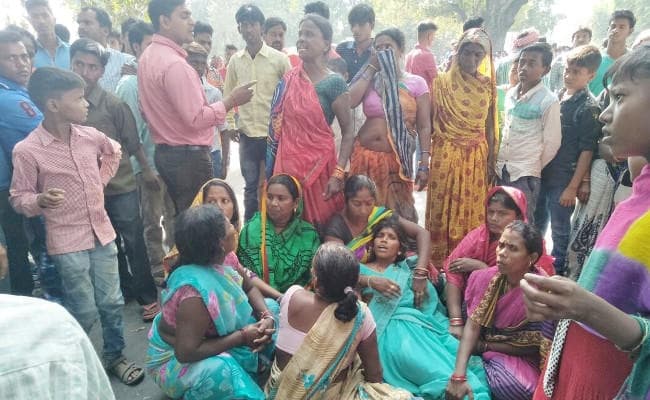 VIDEO : चतरा-डोभी पथ पर हंटरगंज में नो एंट्री में बालू लदे ट्रक ने छात्रा को रौंदा, गुस्साये लोगों ने की सड़क जाम VIDEO : चतरा-डोभी पथ पर हंटरगंज में नो एंट्री में बालू लदे ट्रक ने छात्रा को रौंदा, गुस्साये लोगों ने की सड़क जाम