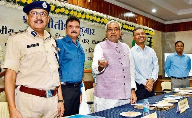 बिहार : सुविधाएं मिल रही हैं तो उपलब्धि भी दिखाएं पुलिसवाले : नीतीश बिहार : सुविधाएं मिल रही हैं तो उपलब्धि भी दिखाएं पुलिसवाले : नीतीश