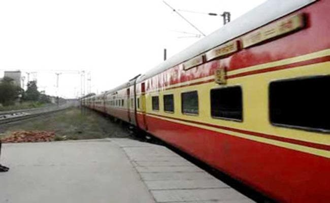 रेल पटरी में फ्रैक्चर, घंटों खड़ी रही राजधानी एक्सप्रेस