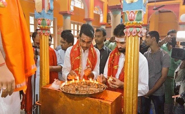 तेज प्रताप ने तेजस्वी के जन्मदिन पर पटनदेवी मंदिर में की 28 दीपों की आरती, पढ़ें