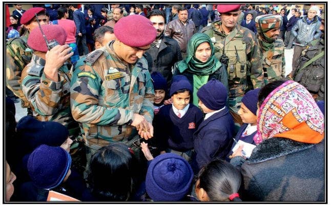 जम्मू -कश्मीर में आर्मी स्कूल के बच्चों से मिले लेफ्टिनेंट कर्नल महेंद्र सिंह धौनी