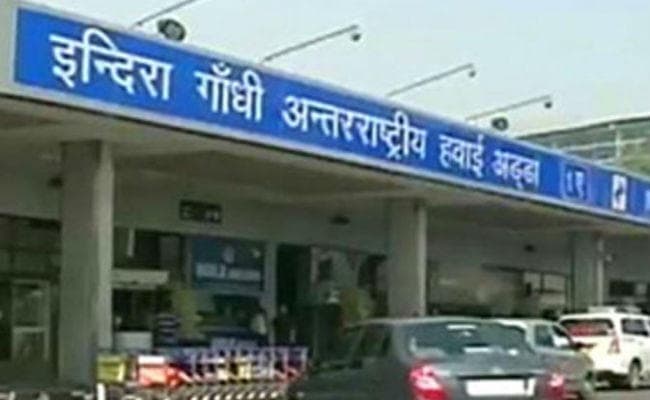 महिला यात्री ने एयरइंडिया कर्मचारी को थप्पड़ मारा, जवाब में कर्मचारी ने भी जड़ा थप्पड़