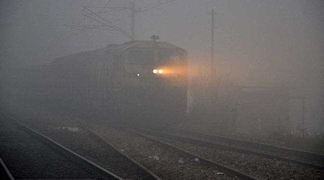 गया-मुगलसराय रेलखंड पर पटरी से उतरा मालगाड़ी का इंजन, ट्रेन सेवा प्रभावित