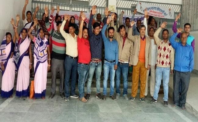 नौकरी जाने की बात पर भड़के संविदा स्वास्थ्यकर्मी, स्थिति गंभीर, राजनीति तेज