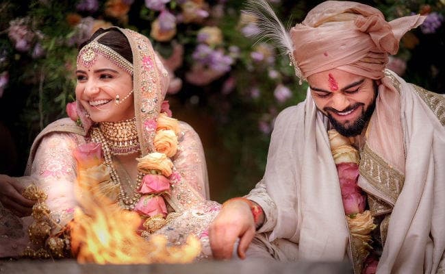 एक-दूजे के हुए विराट कोहली-अनुष्का शर्मा, ट्विटर पर शादी की तसवीरें शेयर कर दी जानकारी