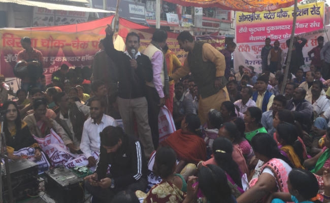 रांची : फुटपाथ दुकानदारों ने विधानसभा घेरा, कहा – नहीं मानेंगे यह नियम चाहे गोली बरसे या बम