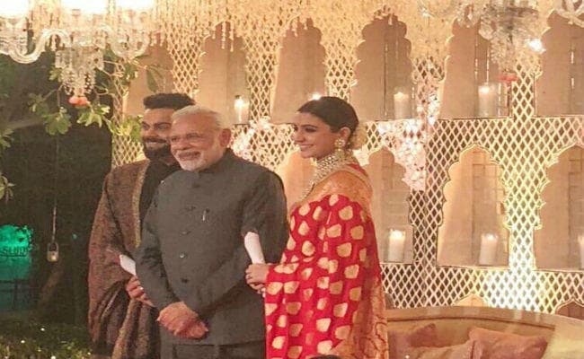 #VirushkaReception : विराट-अनुष्का के ग्रैंड रिसेप्शन में शामिल हुए प्रधानमंत्री मोदी, देखें VIDEO