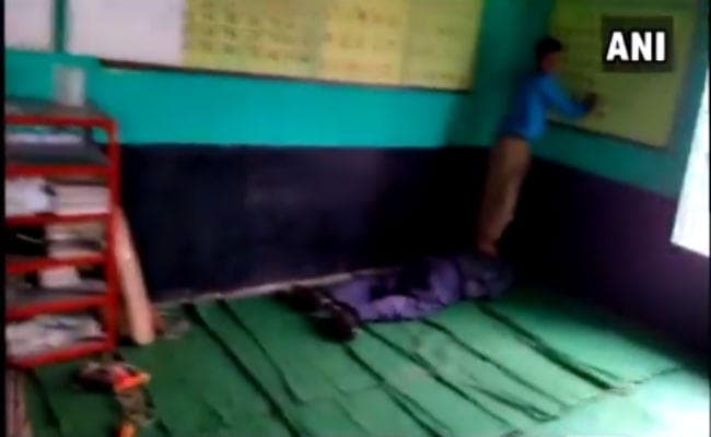 मध्यप्रदेश के सरकारी स्कूल में बच्चे से पीठ दबवाते शिक्षक का वीडियो हुआ वायरल