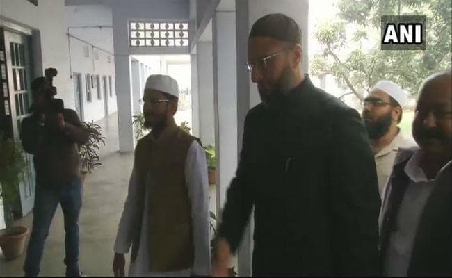 ट्रिपल तलाक: मुस्लिम पर्सनल लॉ बोर्ड की आपात बैठक, असदुद्दीन औवैसी भी पहुंचे