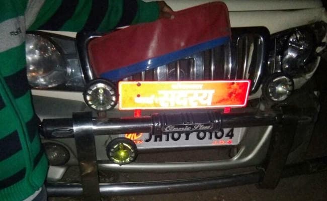 धनबाद : सांसद रवींद्र कुमार राय की कार को बोलेरो ने मारी टक्कर
