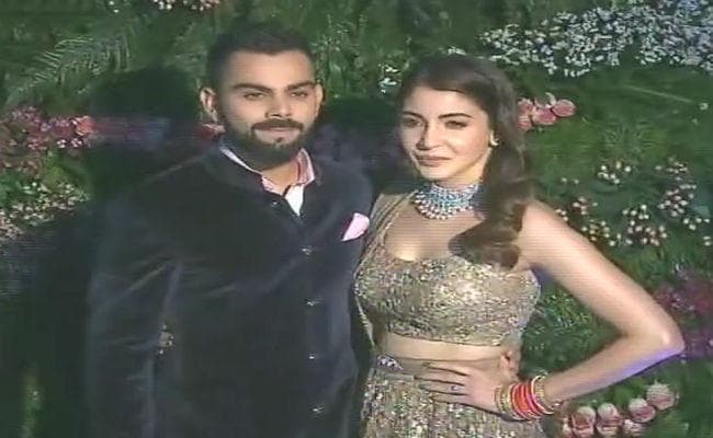 विराट-अनुष्का के मुंबई रिसेप्शन में जमीं पर उतरे सितारे, देखें तसवीरों में