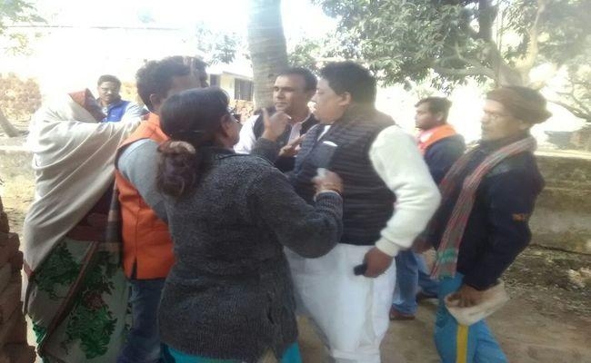 JDU कार्यकर्ता सम्मेलन में मारपीट, चले लात-घूंसे, महिला कार्यकर्ता घायल