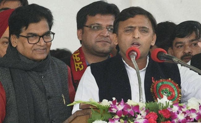 सपा विवाद : मुलायम ने अधिवेशन किया स्थगित, ”साइकिल” के लिए चुनाव आयोग जायेंगे अखिलेश