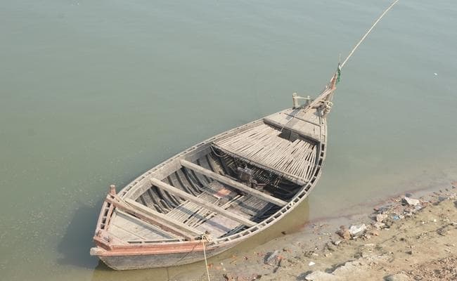 नाव हादसा : जांच के लिये टीम पहुंची गंगा दियरा, 24 की हुई थी मौत
