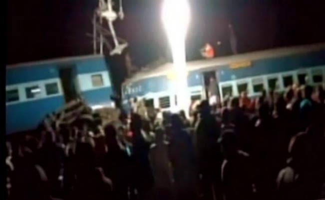 आंध्रप्रदेश में हीराखंड एक्सप्रेस दुर्घटनाग्रस्त, 36 यात्रियों की मौत, 50 गंभीर