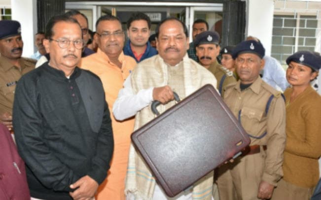 रघुवर का लक्ष्य : तीन साल में आय हो दोगुणी रघुवर का लक्ष्य : तीन साल में आय हो दोगुणी