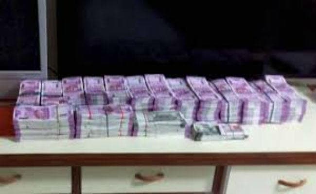 कर्नाटक : मंत्री के घर इनकम टैक्स छापा, 162 करोड़ की संपत्ति जब्त
