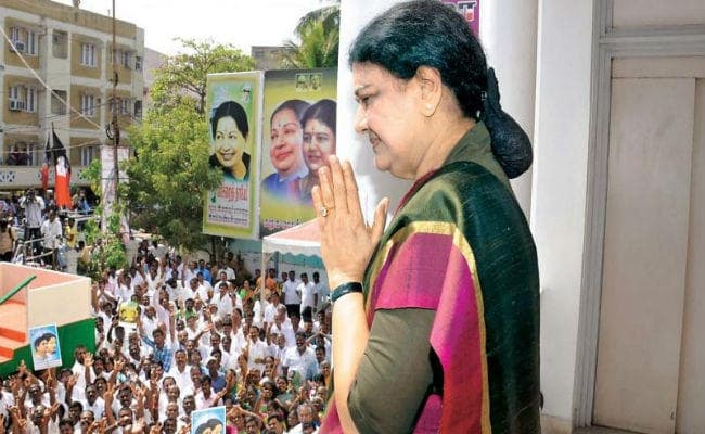 तमिलनाडु : आज गवर्नर पहुंचेंगे चेन्नई, शशिकला समर्थक MLA का दिल्ली दौरा फिलहाल टला