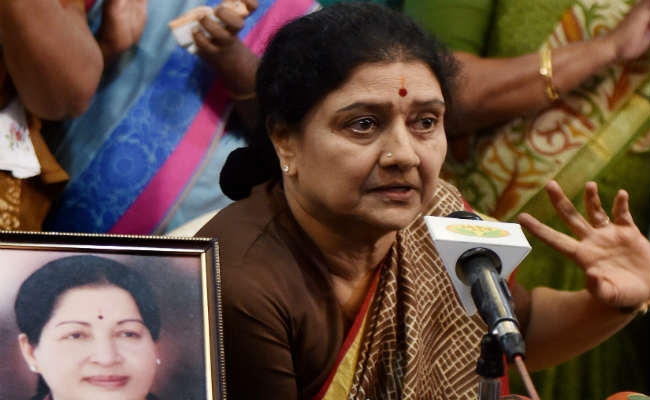AIADMK विधायकों से बैठक के दौरान रो पड़ीं शशिकला, बोलीं ”अम्मा आज भी उनके दिल में जिंदा हैं”