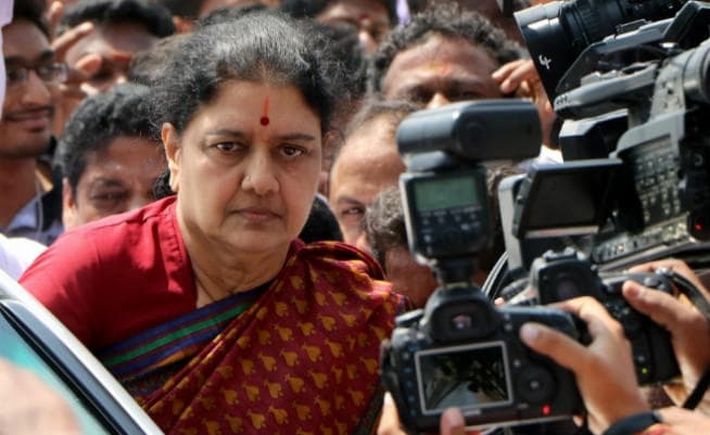 जेल जाने से पहले रोयीं शशिकला, पालनीसामी ने पेश किया दावा, OPS भी मिले