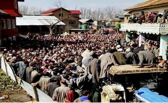 शहीद सैनिक को श्रद्धांजलि देने कश्मीर में उमड़ी हजारों की भीड़