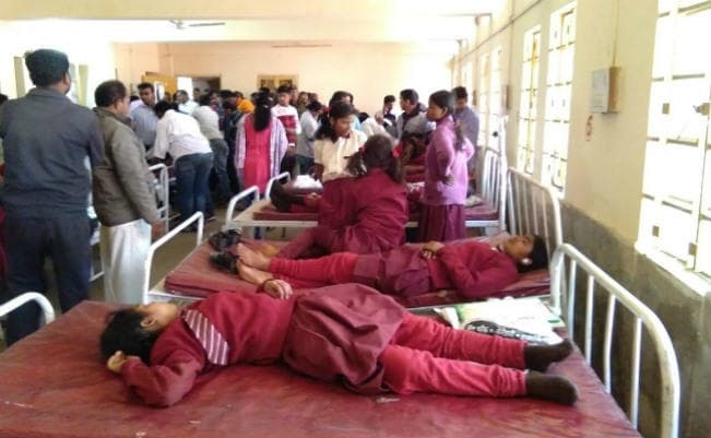 झारखंड : मैट्रिक परीक्षा देने जा रही छात्राओं से भरी बस पलटी, 27 घायल…और अस्पताल बन गया परीक्षा केंद्र, PHOTOs