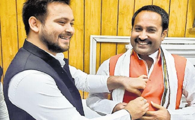 डिप्टी सीएम तेजस्वी ने भाजपा विधायक को पहनाया कुरता-पायजामा डिप्टी सीएम तेजस्वी ने भाजपा विधायक को पहनाया कुरता-पायजामा