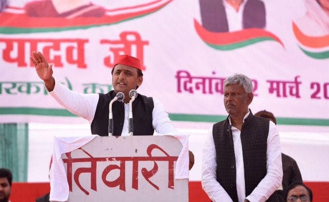 गाजीपुर में बोले अखिलेश- साइकिल के हैंडल पर है कांग्रेस का हाथ, घबरा गए हैं पीएम मोदी