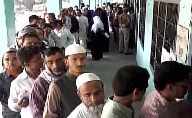 उत्तर प्रदेश विधानसभा चुनाव : छठे चरण में मात्र 57.03% मतदान, मणिपुर में पहले चरण के लिए जमकर पड़े वोट