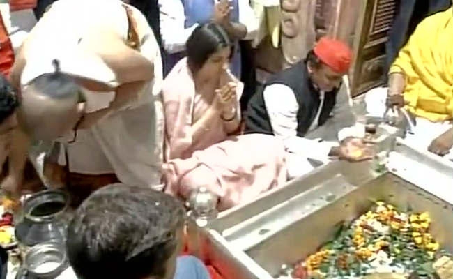 काशी विश्वनाथ मंदिर में पूजा के दौरान नमाज की मुद्रा में बैठे अखिलेश यादव ? बवाल