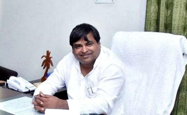 दुष्‍कर्म के आरोपी गायत्री प्रजापति के बेटे हि‍रासत में, आरोपियों को घर में छिपाने का आरोप
