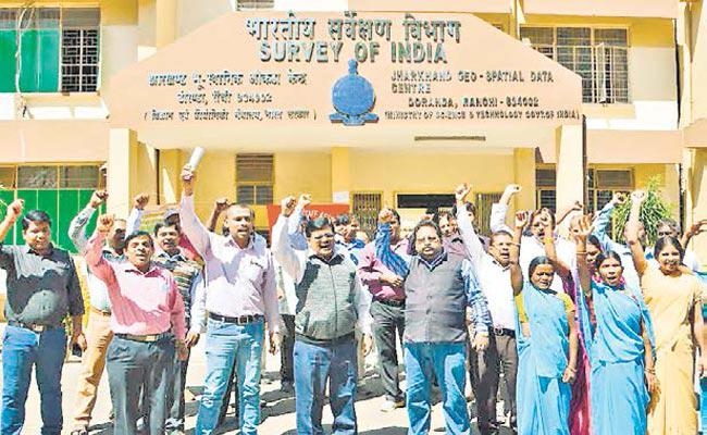 20 हजार केंद्रीय कर्मी रहे हड़ताल पर, किया प्रदर्शन