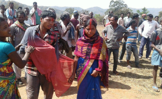 आपत्तिजनक हाल में प्रेमी युगल पकड़ाये, ग्रामीणों ने बैठक कर कराया विवाह