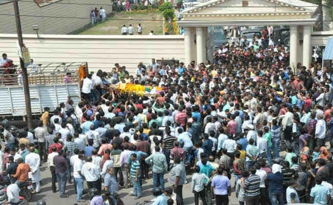 नीरज सिंह हत्याकांड : चार घंटे में रघुकुल से श्मशान घाट पहुंचा नीरज का पार्थिव शरीर