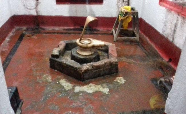 चतरा : मंदिर से हुई शिवलिंग की चोरी, सड़क जाम