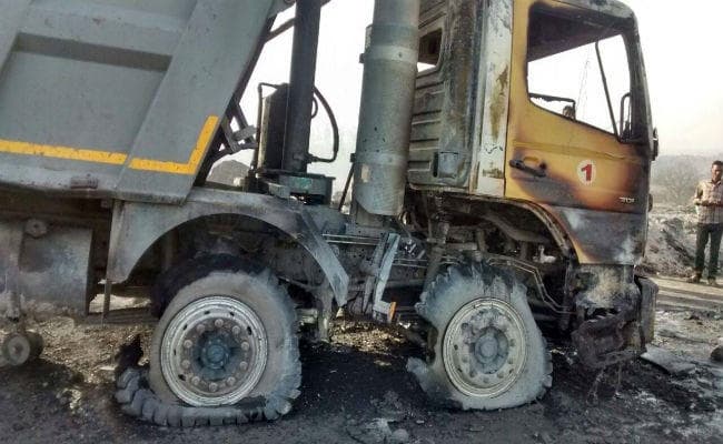 चतरा : टंडवा में उग्रवादियों का हमला, हाइवा को जलाया, कई वाहन क्षतिग्रस्त