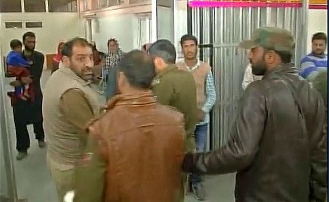 जम्मू कश्मीर : PM मोदी के दौरे के ठीक बाद नौहट्टा में पुलिस पर हमला, एक जवान शहीद