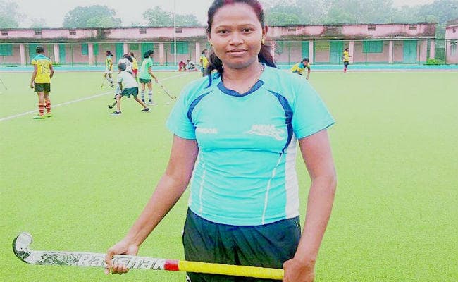माटी से जुड़ी झारखंड की बेटी, गांव में महुआ चुनती हैं नेशनल हॉकी सेलेक्टर असुंता लकड़ा